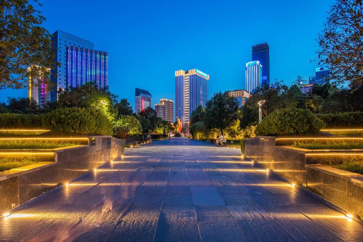 山東濟(jì)南夜景照明工程,樓體樓宇亮化工程,LED發(fā)光標(biāo)識(shí)工程,夜景景觀(guān)照明工程,夜景泛光照明,LED照明,LED發(fā)光字工程,亮化工程,LED外露發(fā)光字